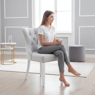 Grijze Chesterfield zithoek Moderne eetkamerstoelen Luxe zits.