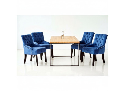 Moderne eetkamerset Designer houten tafel met blauwe Chesterfield stoelen.