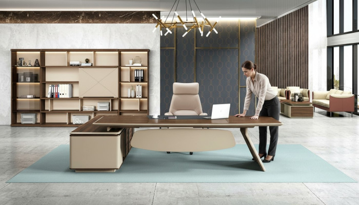 Elegante bureau en grote kantoorkast in eigentijds design.