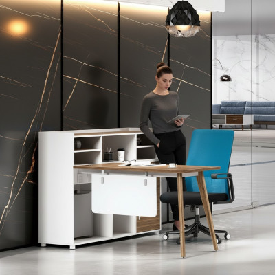 Luxe houten kantoortafel in modern design en lichte kleuren.