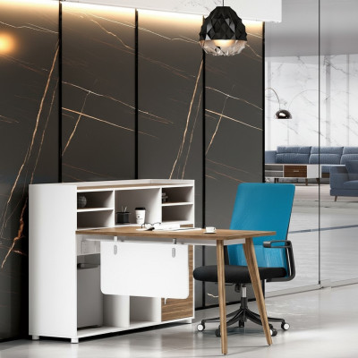 Luxe houten kantoortafel in modern design en lichte kleuren.