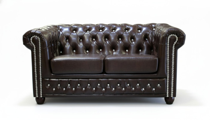 Klassieke Chesterfield tweezitsbank van textiel sofa in bruin ontwerp.