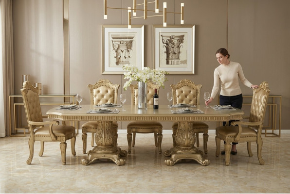 Volledige beige eetkamer omgeving, designer eettafel met stoelen