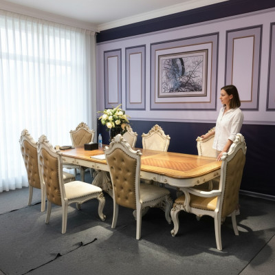 Wit-bruine eetkamerset Grote eettafel met leren stoelen