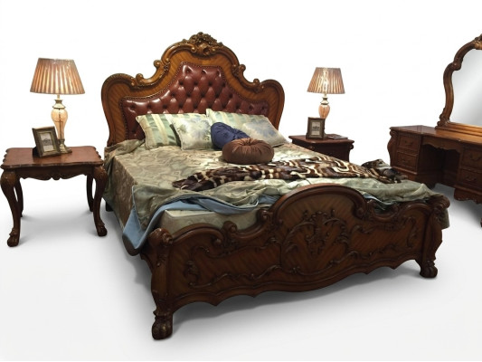 Klassiek bed in barok rococo chesterfield stijl, tweepersoons lederen hotelbedden.