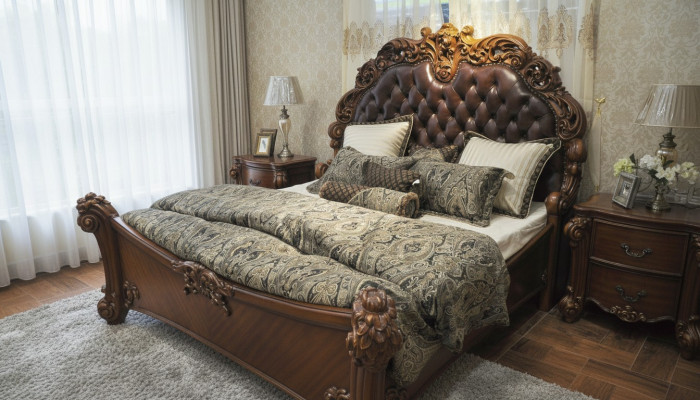 Klassiek bed in barok-rococo Chesterfield-stijl, dubbel lederen hotel antiek.