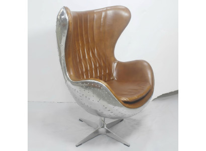Vintage schaalstoel van aluminium met echt leer, schommelfunctie, eierstoel in het bruin.