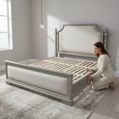 Elegante tweepersoonsbed met klassiek design en luxueus hoofdeinde.