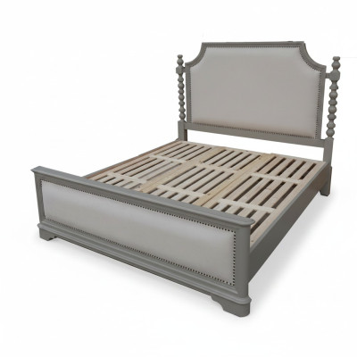 Elegante tweepersoonsbed met klassiek design en luxueus hoofdeinde.