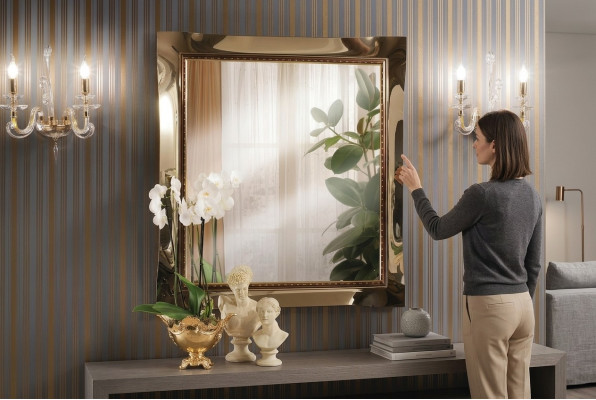 Klassieke wandspiegel met houten frame, spiegelsmeubels, hangspiegel, glasframe aan de muur.