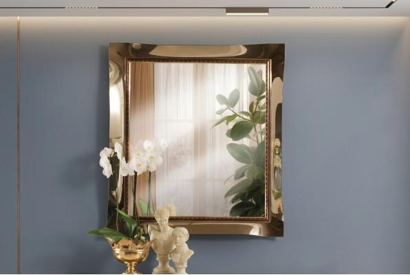 Klassieke wandspiegel met houten frame, spiegelsmeubels, hangspiegel, glasframe aan de muur.