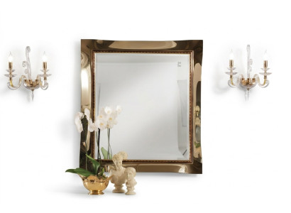 Klassieke wandspiegel met houten frame, spiegelsmeubels, hangspiegel, glasframe aan de muur.