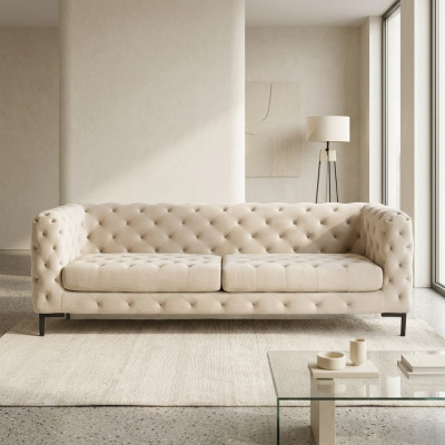 Beige Designer Chesterfield driezits luxueuze woonkamerbank.
