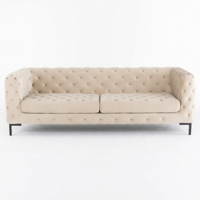 Beige Designer Chesterfield driezits luxueuze woonkamerbank.