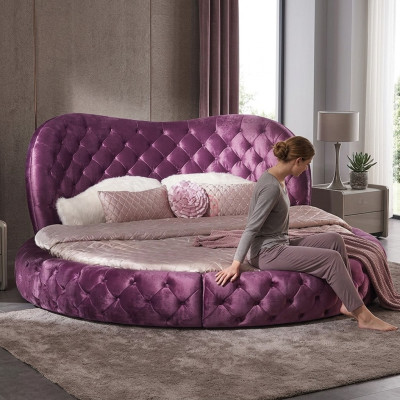 Rond designbed van Chesterfield-stijl voor de slaapkamer, gestoffeerd met paars textiel en leer, luxueus.