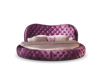 Rond designbed van Chesterfield-stijl voor de slaapkamer, gestoffeerd met paars textiel en leer, luxueus.