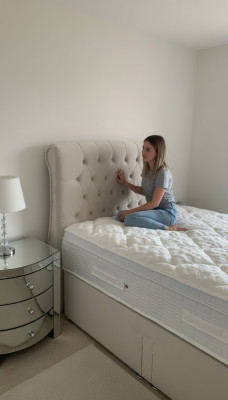 Groot beige Chesterfield tweepersoonsbed Luxe Moderne Bedden.