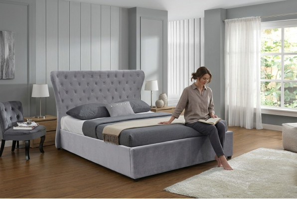 Grijze Chesterfield tweepersoonsbed luxueuze bedden ontwerper slaapkamerbed