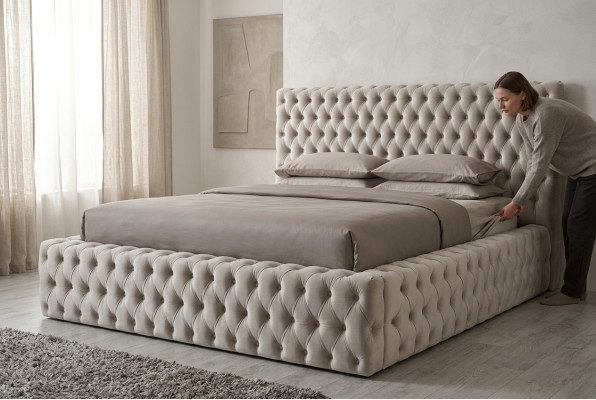 Elegant Chesterfield Design Engels tweepersoonsbed in beige - Bedden met tijdloze stijl.