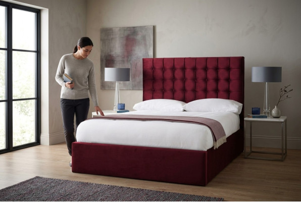 Rood luxe fluwelen textielbed in Chesterfield design van 160x200 cm, nieuw.