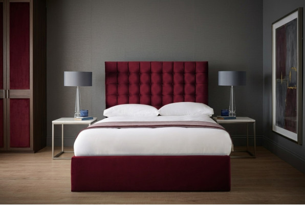 Rood luxe fluwelen textielbed in Chesterfield design van 160x200 cm, nieuw.