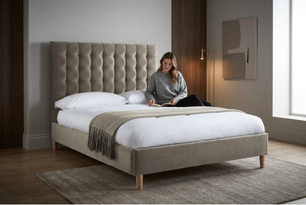 Grijs luxe Chesterfield tweepersoonsbed, gestoffeerd bed, slaapkamerbed.