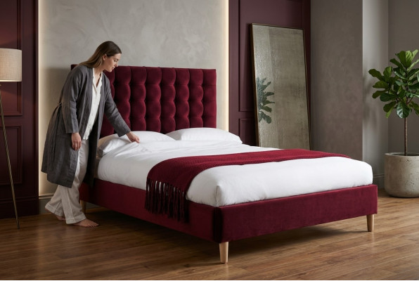 Rood luxe fluwelen textielbed met dubbel design Chesterfield 180x200cm Bedden Nieuw