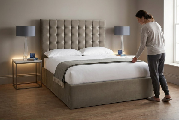 Modern lichtbeige Chesterfield tweepersoons designer slaapkamerbed.