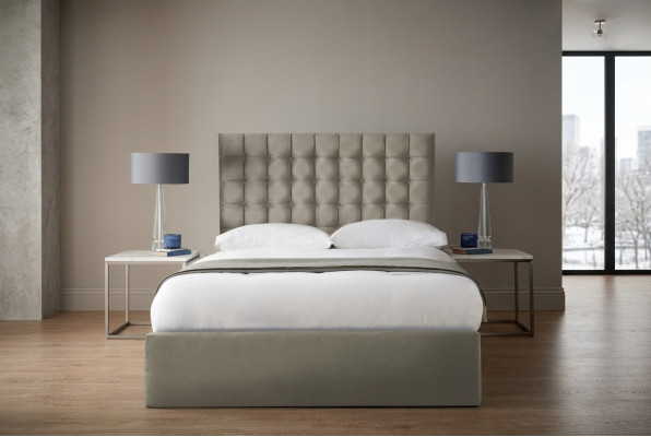 Modern lichtbeige Chesterfield tweepersoons designer slaapkamerbed.