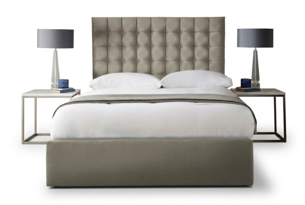 Modern lichtbeige Chesterfield tweepersoons designer slaapkamerbed.