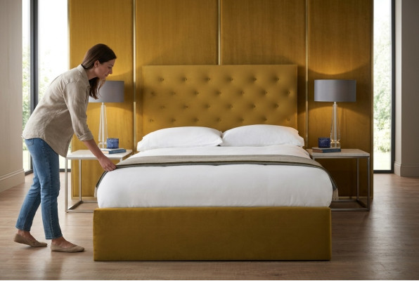 Engelse Chesterfield-bed Designer gestoffeerde beddenframe Textielstof Goud