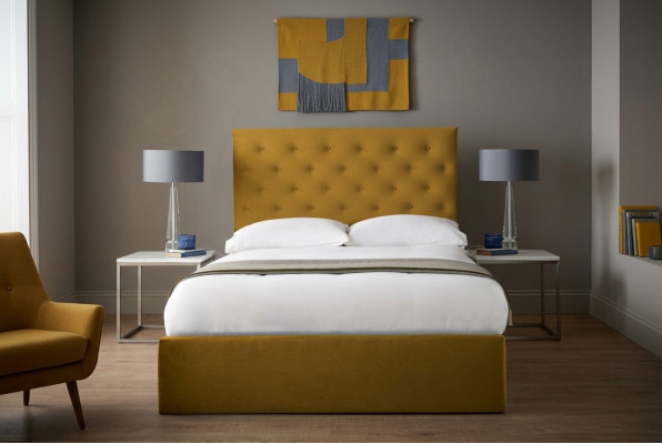 Engelse Chesterfield-bed Designer gestoffeerde beddenframe Textielstof Goud