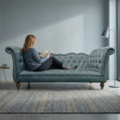 Engelse luxe Chesterfield-bank, kleurrijke textielbank turquoise, blauwe, groene banken.