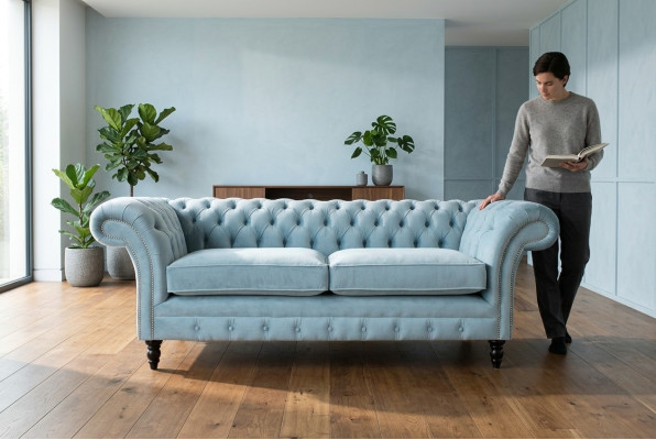 Hemelsblauwe moderne Chesterfield driezits luxe bankstel voor de woonkamer.
