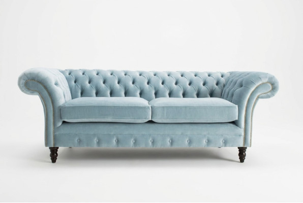 Hemelsblauwe moderne Chesterfield driezits luxe bankstel voor de woonkamer.