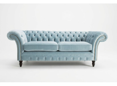 Hemelsblauwe moderne Chesterfield driezits luxe bankstel voor de woonkamer.