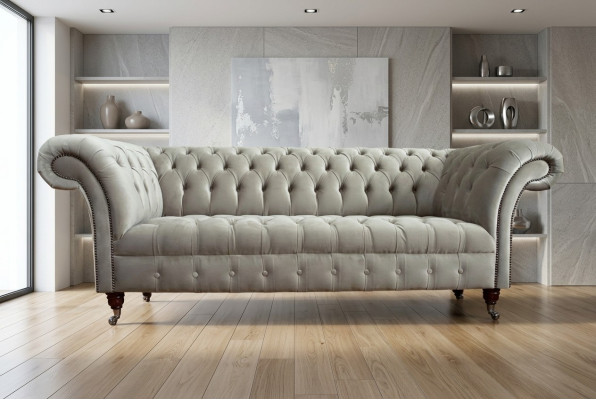 Stijlvolle lichte grijze Chesterfield driepersoons luxe woonkamerbank met 3 zitplaatsen.