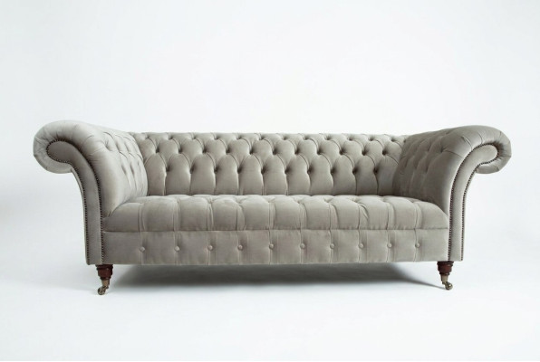 Stijlvolle lichte grijze Chesterfield driepersoons luxe woonkamerbank met 3 zitplaatsen.