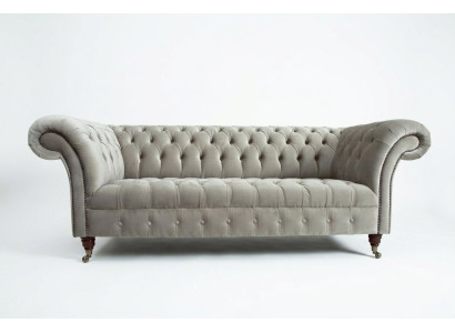 Stijlvolle lichte grijze Chesterfield driepersoons luxe woonkamerbank met 3 zitplaatsen.