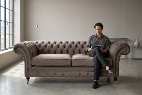 Luxe Chesterfield Driezitsbank voor de woonkamer in taupe design.