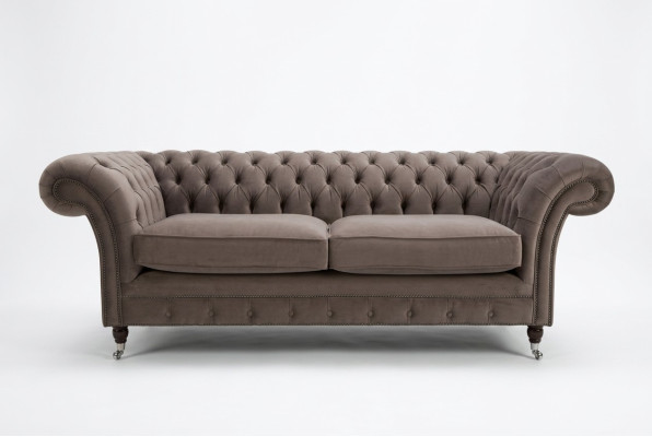 Luxe Chesterfield Driezitsbank voor de woonkamer in taupe design.