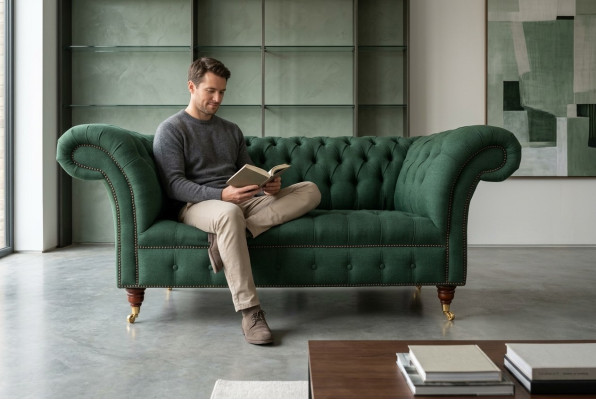 Klassieke gestoffeerde meubels Chesterfield groene bank textiel leer stof sofa zitter.