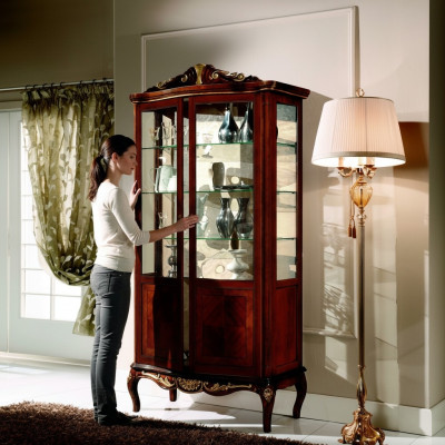 Luxe designmeubelen Italiaanse meubels Grote houten bruine vitrine Luxe vitrinekast