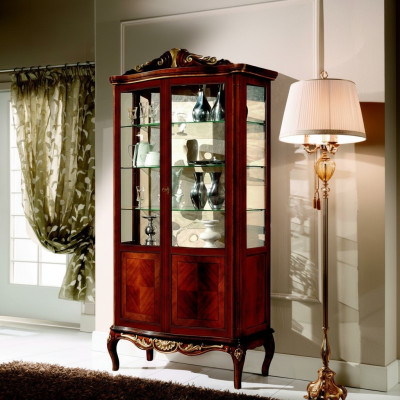 Luxe designmeubelen Italiaanse meubels Grote houten bruine vitrine Luxe vitrinekast