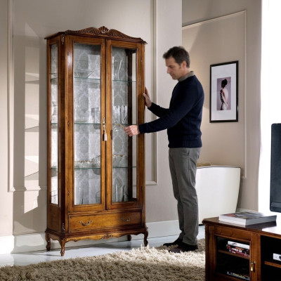 Ontwerper luxe houten vitrine bruin 2 glazen deuren 1 lade Italiaanse meubels.