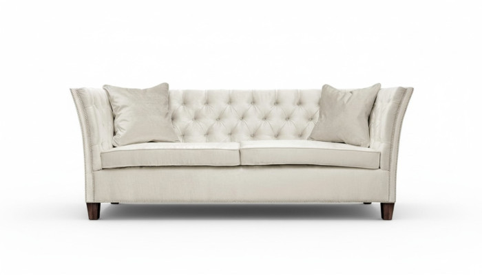Chesterfield tweezits lichtgrijze stoffen woonkamer designbank creatief.