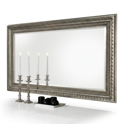 Handgemaakte grote vloerspiegel in een houten frame van echt hout.