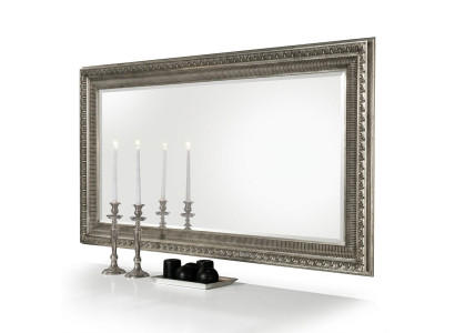 Handgemaakte grote vloerspiegel in een houten frame van echt hout.