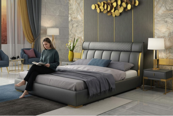Modern grijs leren slaapkamer met gouden roestvrijstalen accenten.