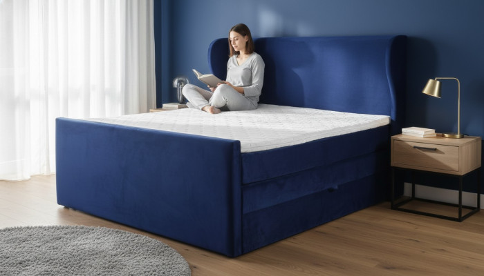 Designer-tweepersoonsbed in moderne stijl met minimalistische elementen.